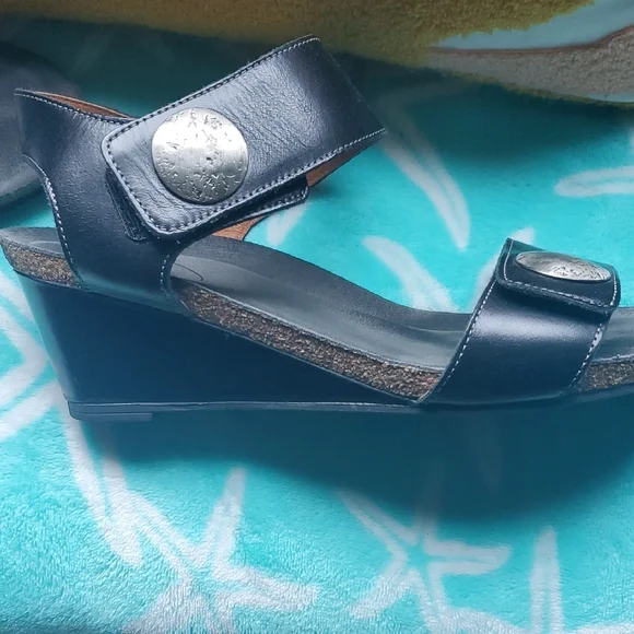 Taos Carousel 2 Black Modern Comfort Sandals - Picture 3 of 11